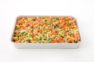 donmuş karışık sebzeler beyaz arkaplanda alüminyum tepside