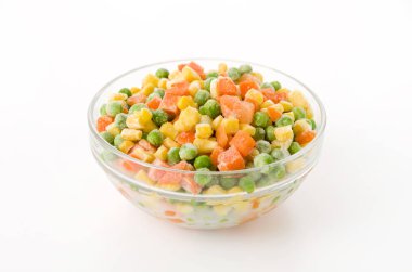 Donmuş karışık sebzeler beyaz arka planda istifleme kasesinde