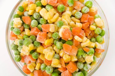 Donmuş karışık sebzeler beyaz arka planda istifleme kasesinde