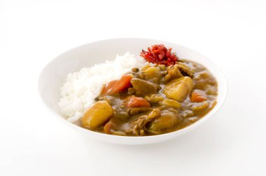 Japon yemeği, beyaz arka planda pirinçli domuz köri.