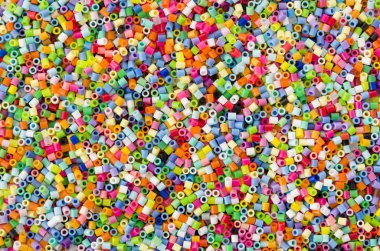 Renkli perler boncuklar (Hama Boncuklar)