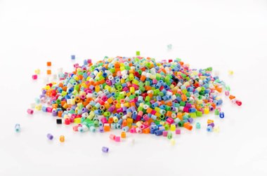 Renkli perler boncuklar (Hama Boncuklar)