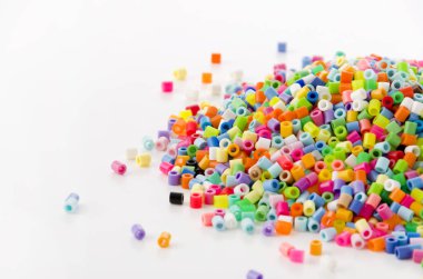 Renkli perler boncuklar (Hama Boncuklar)