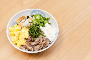 Japon yemeği, Otegarudon, domuz eti, kızarmış yumurta, Chikuwa, bamya, Çin yer elması, shiso