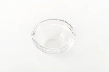 Boş cam kase beyaz arka planda izole edilmiş.. 