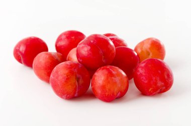 Beyaz zemin üzerinde Japon eriği (Prunus salicina)