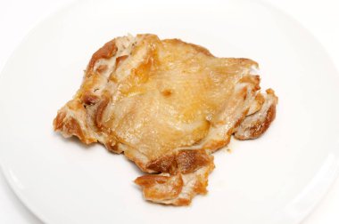 Tavuk sote, beyaz tabakta tavuk biftek.