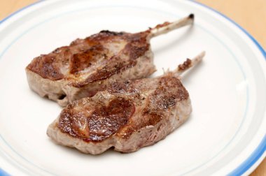 Tabakta kızarmış kuzu pirzolası