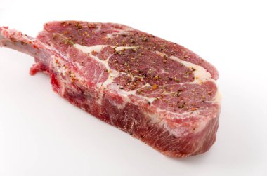 beyaz zemin üzerinde izole ham pirzola 