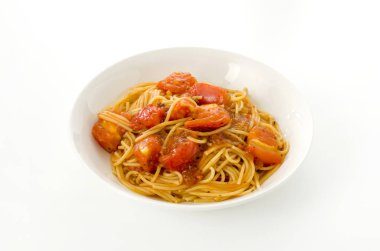 Taze domates ve et soslu makarna.