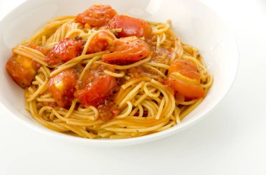 Taze domates ve et soslu makarna.