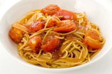 Taze domates ve et soslu makarna.