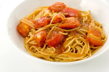 Taze domates ve et soslu makarna.