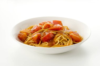 Taze domates ve et soslu makarna.