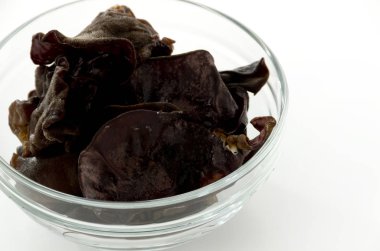 Beyaz arka planda istiflenmiş bir kasede Yahudi mantarı.