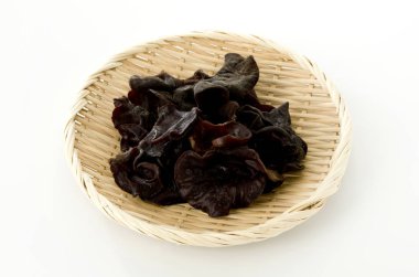 Beyaz arka planda bambu kevgir mantarı 