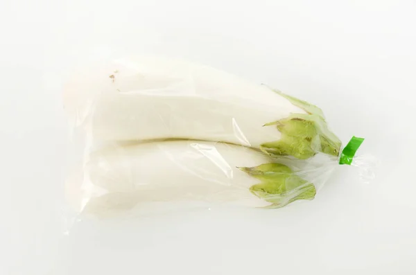 白色底色塑料袋中的白色茄子 — 图库照片