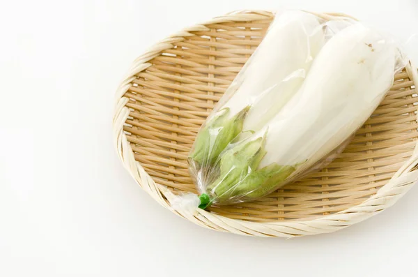 Weiße Auberginen Plastiktüte Auf Bambussieb Auf Weißem Hintergrund — Stockfoto