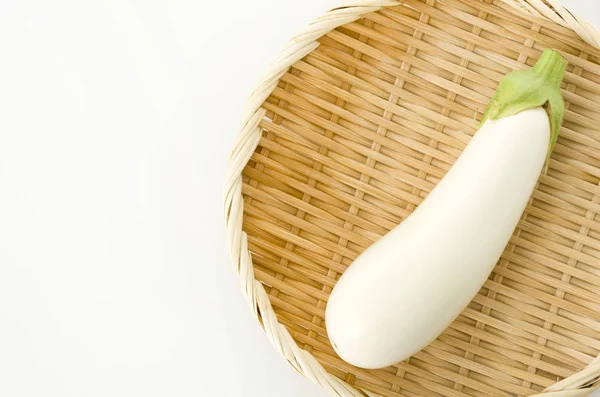 Bakłażan Biały Bambusa Colander Białym Tle — Zdjęcie stockowe