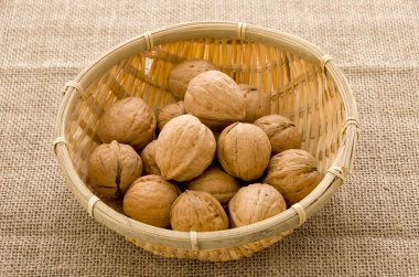 Burlap arka planda bambu Elek Ceviz