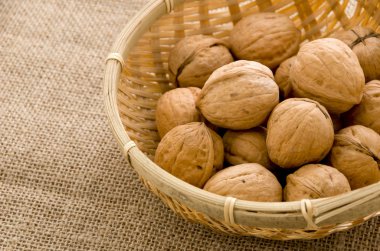 Burlap arka planda bambu Elek Ceviz