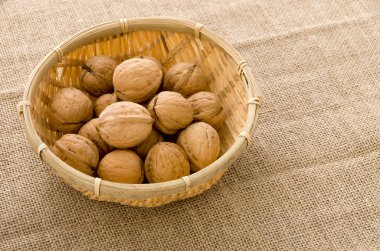 Burlap arka planda bambu Elek Ceviz