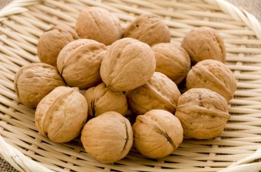 Burlap arka planda bambu Elek Ceviz