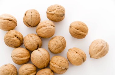 beyaz arkaplanda cevizler