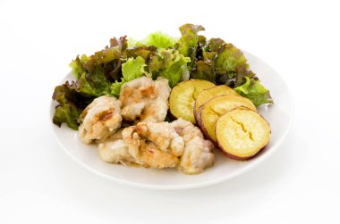 Karaage (Japon usulü kızarmış tavuk) ve buğulanmış Japon tatlı patatesi