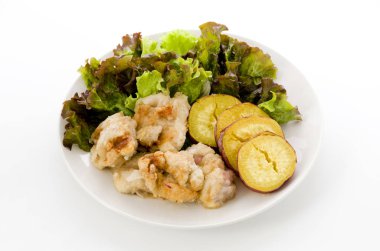 Karaage (Japon usulü kızarmış tavuk) ve buğulanmış Japon tatlı patatesi