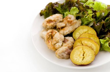 Karaage (Japon usulü kızarmış tavuk) ve buğulanmış Japon tatlı patatesi