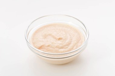 Soya peyniri, ketçap ve sirkeli mayonez sosu. 