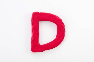 Beyaz zemin üzerinde izole edilmiş İngiliz alfabesinin D büyük harfi kırmızı plasticine