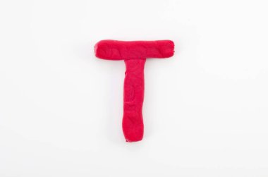 Beyaz zemin üzerinde izole edilmiş İngiliz alfabesinin büyük harfi olan kırmızı plasticine harfi