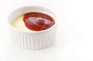 Mayonez ve ketçapı karıştır.