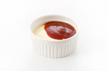 Mayonez ve ketçapı karıştır.