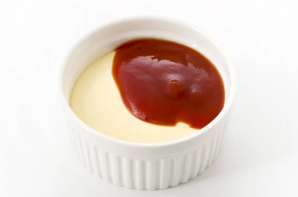 Mayonnaise Und Tomatenketchup Mischen — Stockfoto