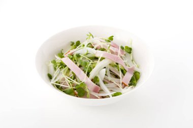 Kaiware Daikon Sprout ve domuz filetosu salatası.