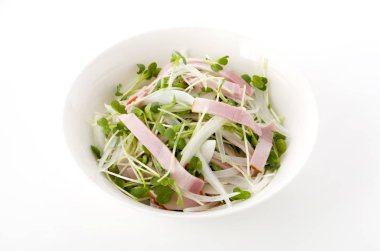 Kaiware Daikon Sprout ve domuz filetosu salatası.