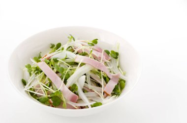 Kaiware Daikon Sprout ve domuz filetosu salatası.