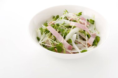 Kaiware Daikon Sprout ve domuz filetosu salatası.