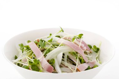 Kaiware Daikon Sprout ve domuz filetosu salatası.