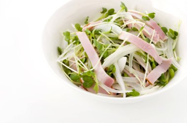 Kaiware Daikon Sprout ve domuz filetosu salatası.