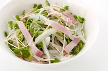 Kaiware Daikon Sprout ve domuz filetosu salatası.