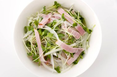 Kaiware Daikon Sprout ve domuz filetosu salatası.