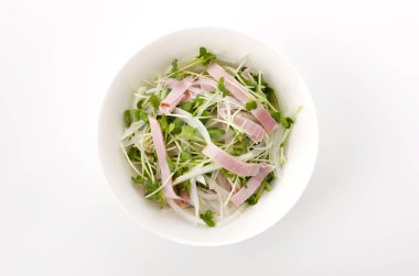 Kaiware Daikon Sprout ve domuz filetosu salatası.