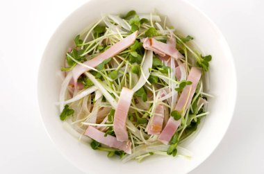 Kaiware Daikon Sprout ve domuz filetosu salatası.