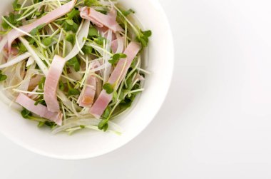 Kaiware Daikon Sprout ve domuz filetosu salatası.