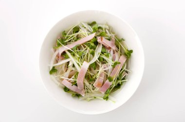 Kaiware Daikon Sprout ve domuz filetosu salatası.