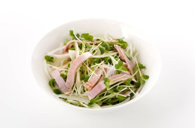 Kaiware Daikon Sprout ve domuz filetosu salatası.